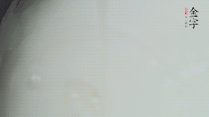 將浸泡了30分鐘的米放入電飯煲中，在水中加入半勺油。