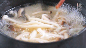 依次放火腿、豆腐，加水大火燒開(kāi)，小火燉煮20分鐘，出鍋前撒上蔥花即可。