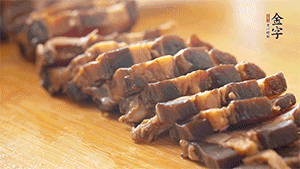 金字醬肉切片。