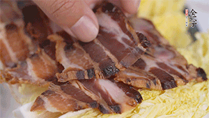 依次擺放娃娃菜和醬肉。