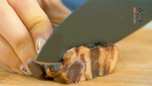 金字風(fēng)味醬肉切成片，上鍋蒸15分鐘。