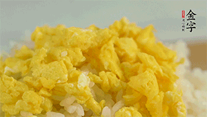 將雞蛋碎、西蘭花碎和放涼的米飯混合，用少許鹽、橄欖油調(diào)味。