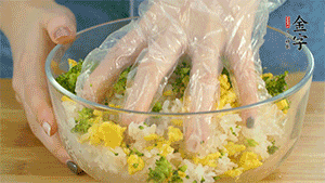 將飯團(tuán)用手搓捏成圓球狀。