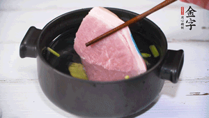 整塊豬肉，加蔥、姜片、料酒焯水。