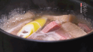 火肉、豬肉加料酒、清水大火煮開后，加入春筍小火慢燉40分鐘，出鍋前撒蔥花即可。