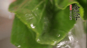 小青菜從根部掰開，分別洗凈。