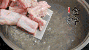 剁成塊狀的排骨洗凈，放入沸騰的鍋中，加姜片汆燙，2分鐘后撈出備用。