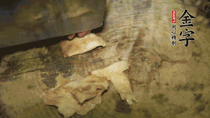 加適量溫水淹沒(méi)食材，大火燉至水沸后再小火慢燉1小時(shí)，出鍋前10分鐘加枸杞。（焯過(guò)水后的豬蹄不應(yīng)再用涼水，用溫水燉煮更容易軟爛。也可以用高壓鍋或者有煲湯功能的電飯煲，省時(shí)又便于入味。）