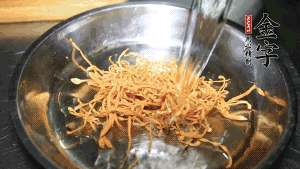 蟲(chóng)草花用涼水浸泡10分鐘，干香菇溫水泡發(fā)至軟去蒂備用。蓮子、紅棗也可一同清洗干凈。