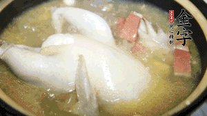 煮沸時(shí)加入蟲(chóng)草花、香菇、紅棗，以料酒調(diào)味繼續(xù)小火燉煮1小時(shí)左右。
