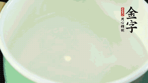 鍋中盛涼水，放入汆燙好的鴿子、火腿片、生姜片。