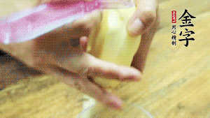 將食材洗凈，茄子、土豆切滾刀塊。
