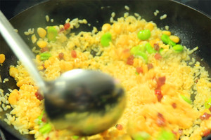 然后加入炒好的食材混合均勻，炒熟即可。出鍋前加少許黑胡椒、鹽和蔥花就可以啦?。?！