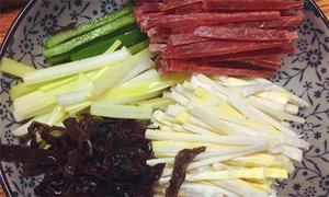 黑木耳泡發(fā)，黑木耳、韭黃、雷筍、青椒切成絲。