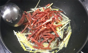 火腿絲、筍絲、黑木耳絲汆水后，瀝干。