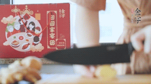 將處理好的老鴨放入冷水鍋中，丟入姜片，冷水煮沸去腥。