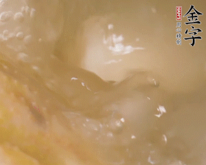 沸騰后撈出蔥結(jié)，小火燉45分鐘，加山藥再燉15分鐘。