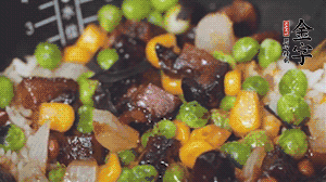 出鍋前加蠔油、生抽調(diào)味，撒點(diǎn)熟白芝麻即可。