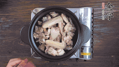 將雞肉塊、火腿、料酒、姜一同放入在燉鍋中，加冷水大火煮開后，小火燉煮40分鐘。