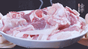 新鮮羊肉冷水入鍋，加姜片、清水焯水，除去血沫。
