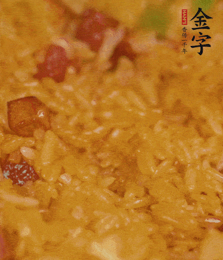 放一撮鹽、生抽少許，倒入炸好的芋頭。最后撒蔥花、蒜末翻炒均勻。