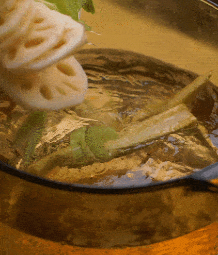 把玉米筍（對半切開）、西芹（切斜片）、蓮藕（切片），放入開水鍋內(nèi)，加點(diǎn)少許鹽、油，汆燙2分鐘。