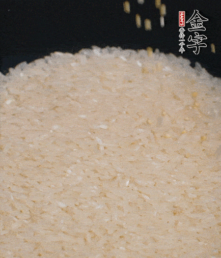 大米和小米一起燜成米飯。