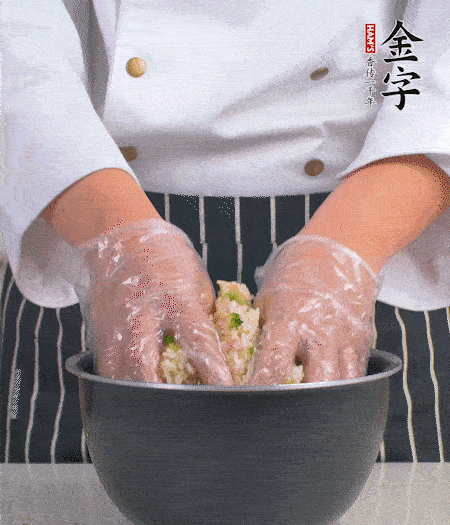 米飯中放西蘭花碎、咸肉丁，加少許黑胡椒、十來(lái)滴橄欖油拌勻。