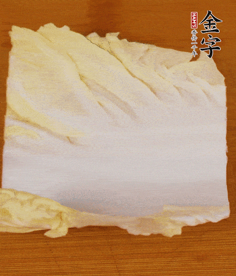 一片白菜一片淡火腿交替疊起，疊個(gè)兩三層放進(jìn)鍋內(nèi)，直到塞滿鍋。