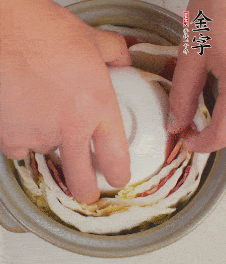 寬度剛好是鍋的高度。扣一個(gè)小碗更有助于幫助造型。