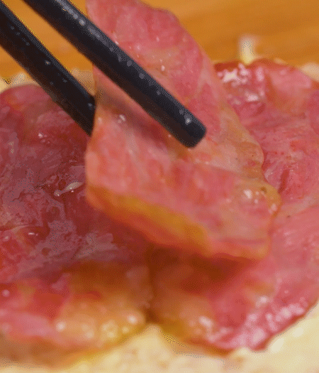 放上火腿、芝士片、生菜，再放一片土司。