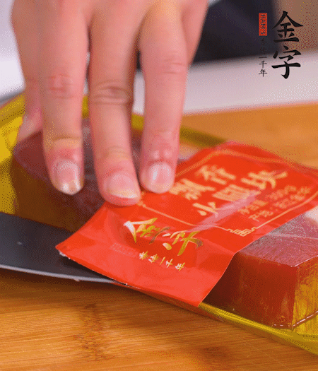 金字火腿切片，生姜切絲，蔥白切末。
