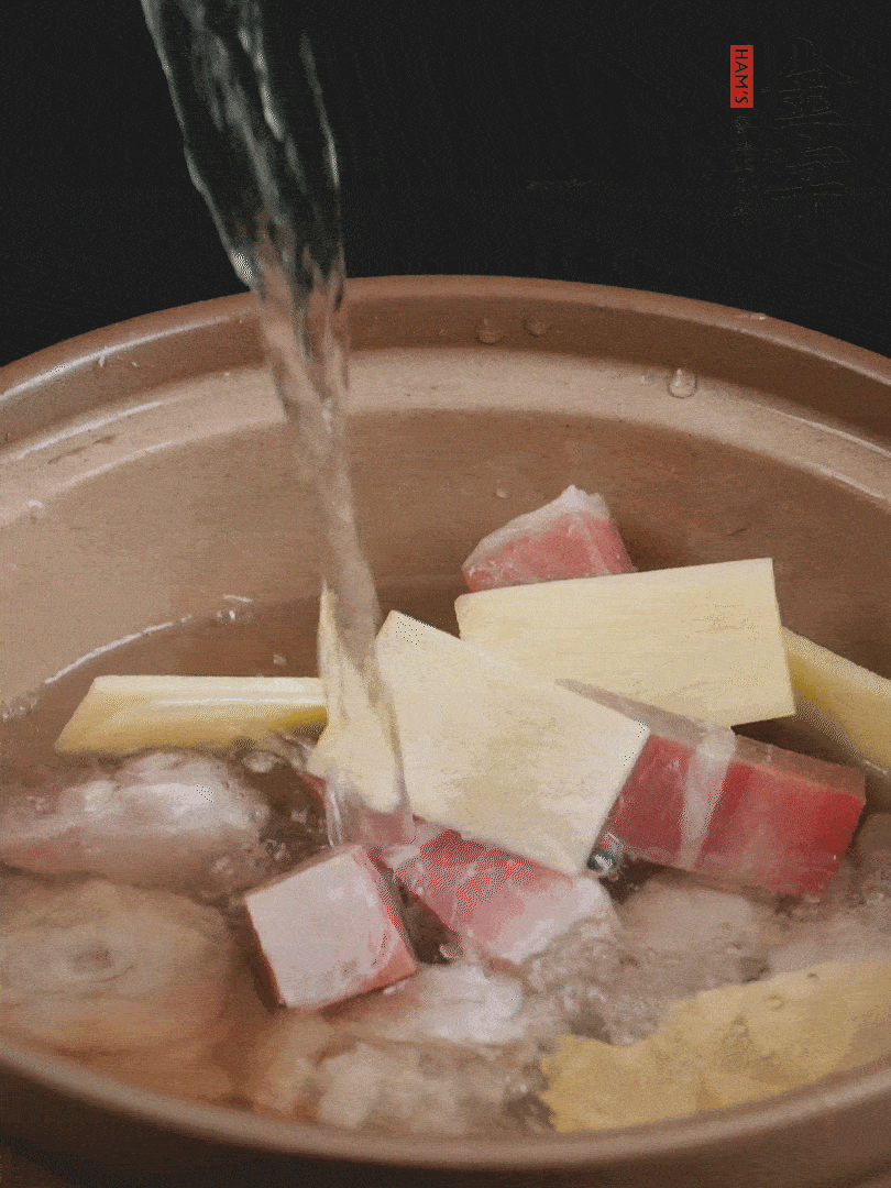 雞塊、火腿、姜片加適量料酒、清水燉80分鐘。