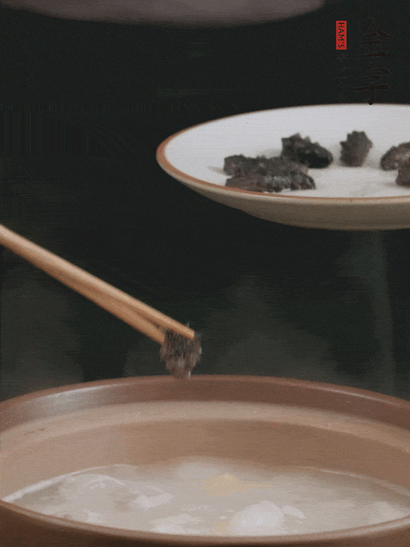 期間雞湯燉到80分鐘時，加小海參再燉10分鐘。