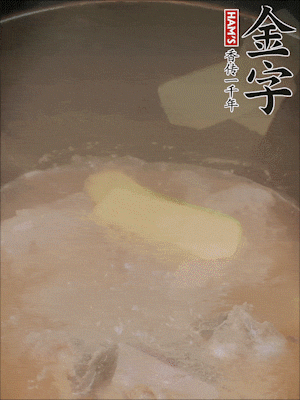 排骨洗凈，加生姜、黃酒焯水，溫水洗凈備用。
