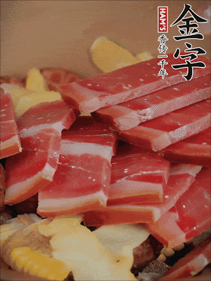 除鮑魚外的所有材料放進(jìn)鍋里，加清水、姜、黃酒，大火燒開，轉(zhuǎn)小火煲90分鐘。