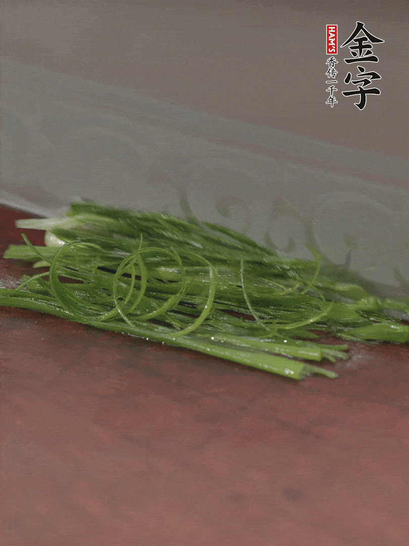 生姜切薄片，紅椒切細(xì)絲，小蔥蔥綠切細(xì)絲，泡入冰水中保持新鮮。