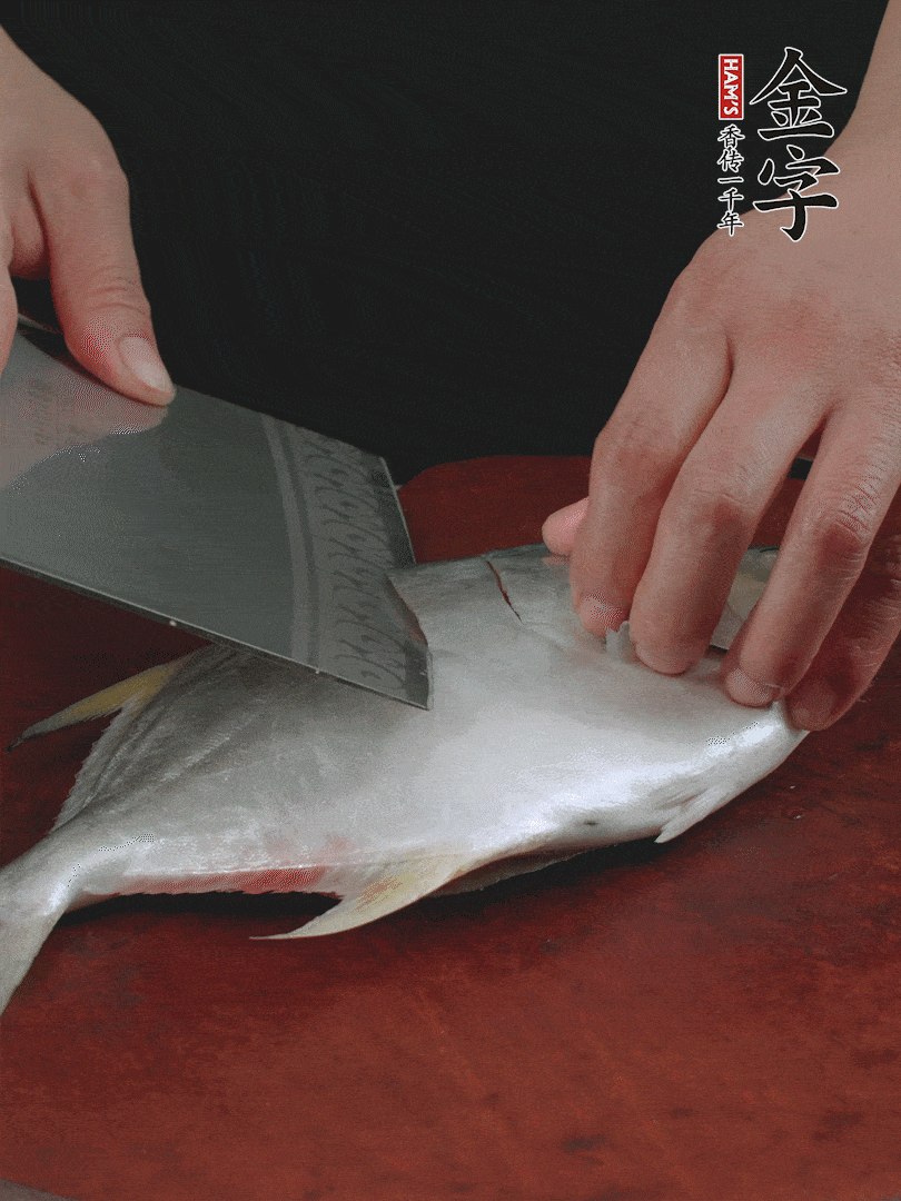 處理干凈銀鯧魚1條，表面斜刀切出花刀。