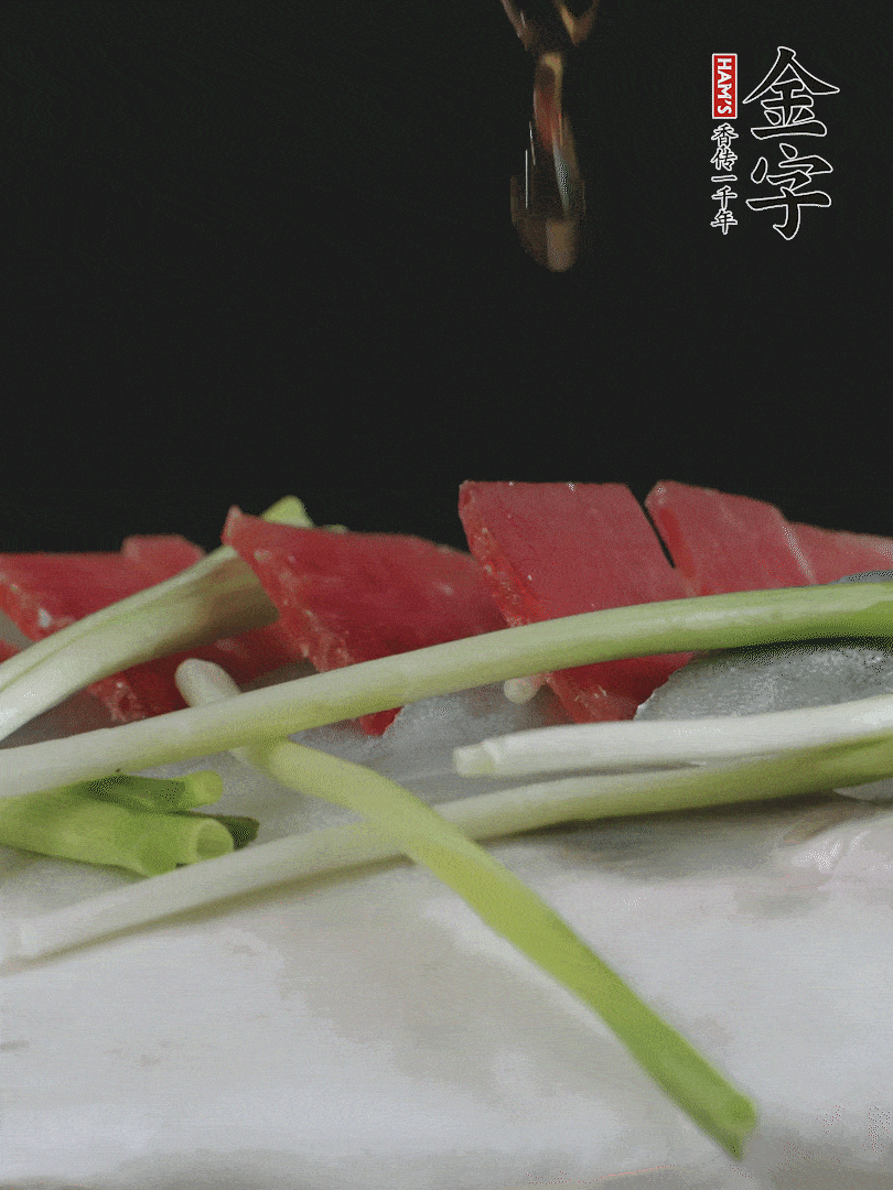 蔥白置于魚身，放適量豌豆，淋上花雕酒。