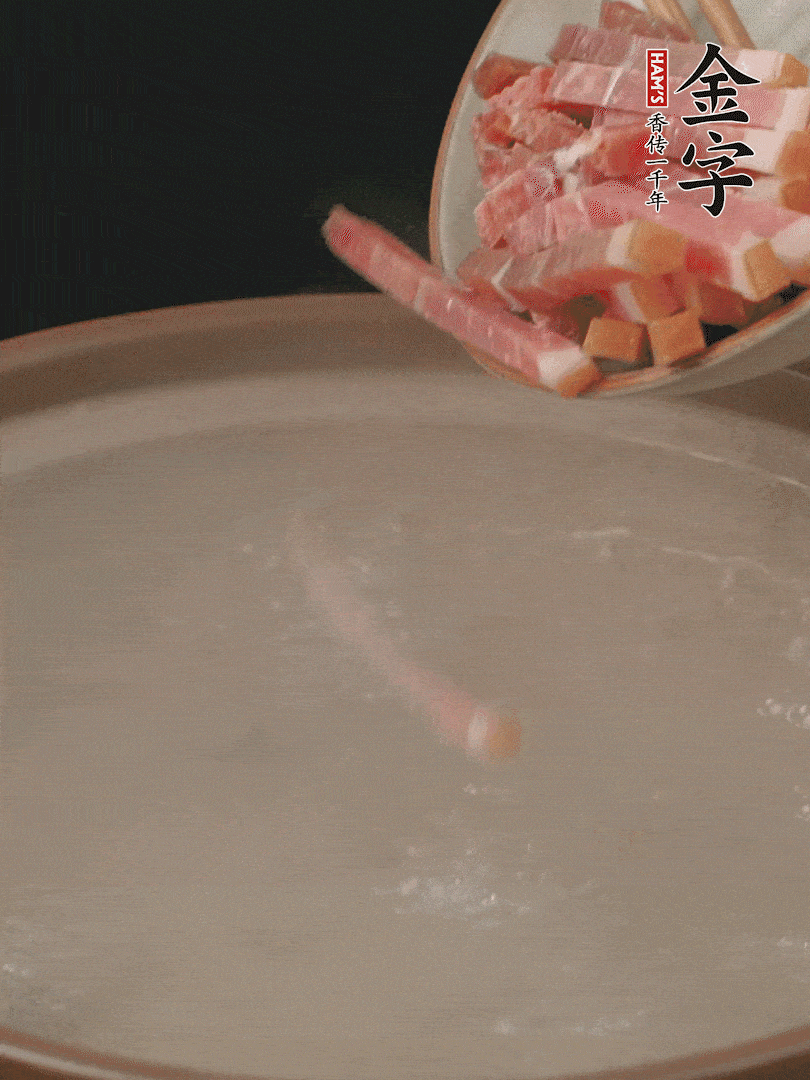 金字火腿切絲，熱水下鍋，放火腿燉煮15分鐘。
