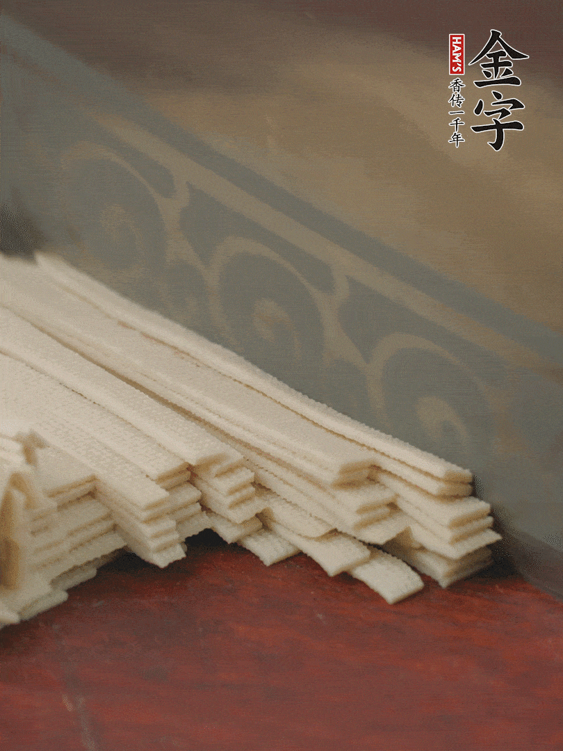 燉火腿期間，千張切細(xì)絲，白蘿卜去皮切細(xì)絲，蒜葉切細(xì)丁。
