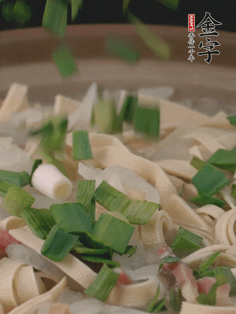 撒點(diǎn)蒜葉。
