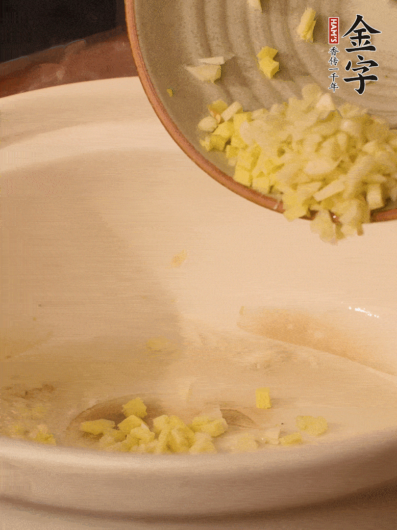 熱油下鍋，姜爆香。下冬瓜略微翻炒。