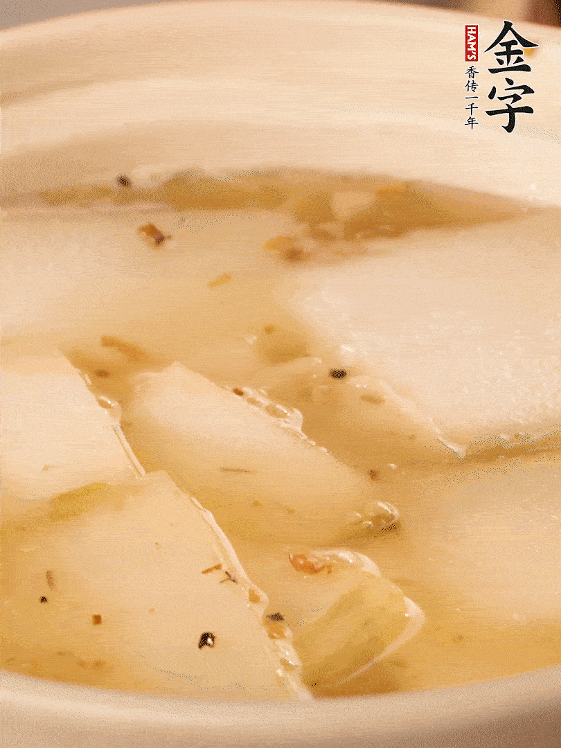 加入適量清水，再放咸肉，淋點(diǎn)黃酒添味。