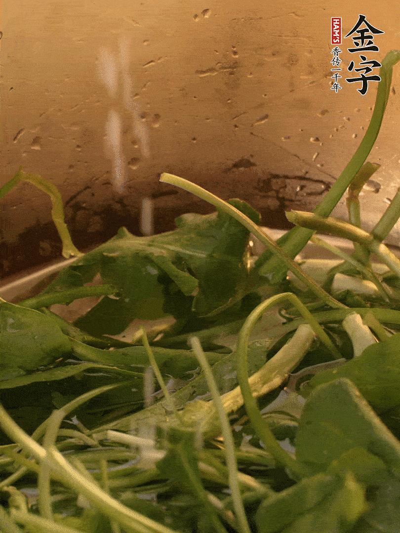 薺菜去掉根部，加小蘇打、鹽熱水沸騰燙軟。