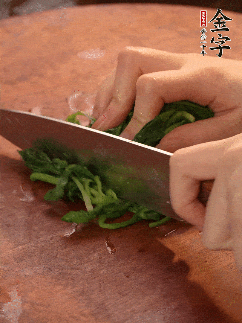 晾涼拽干水份，切碎備用。
