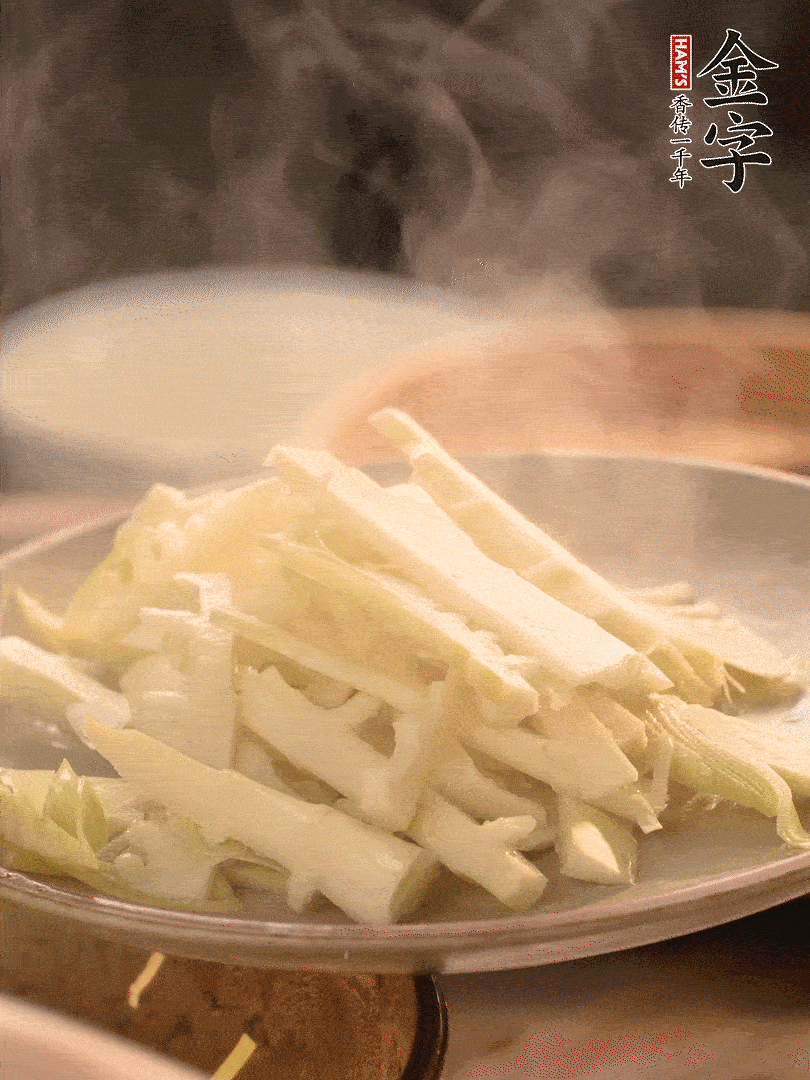春筍切薄片，焯水去除澀味。