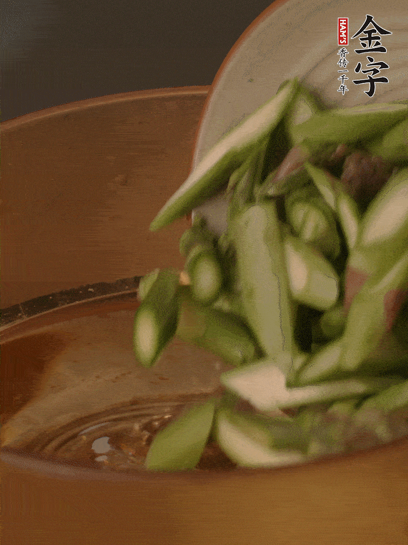 蘆筍、白玉菇焯水30秒備用。