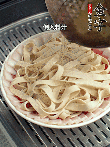 將料汁倒入食材中，改上保鮮膜蒸半小時。