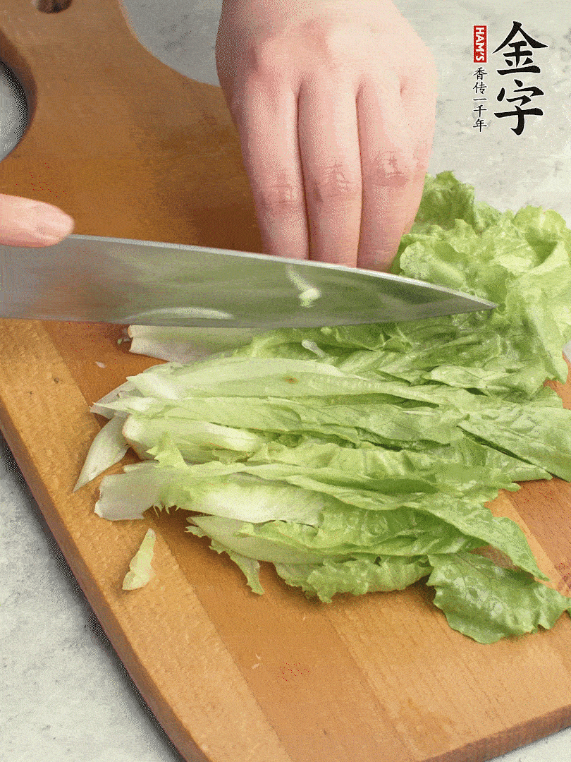 胡蘿卜、生菜、黃瓜切絲。